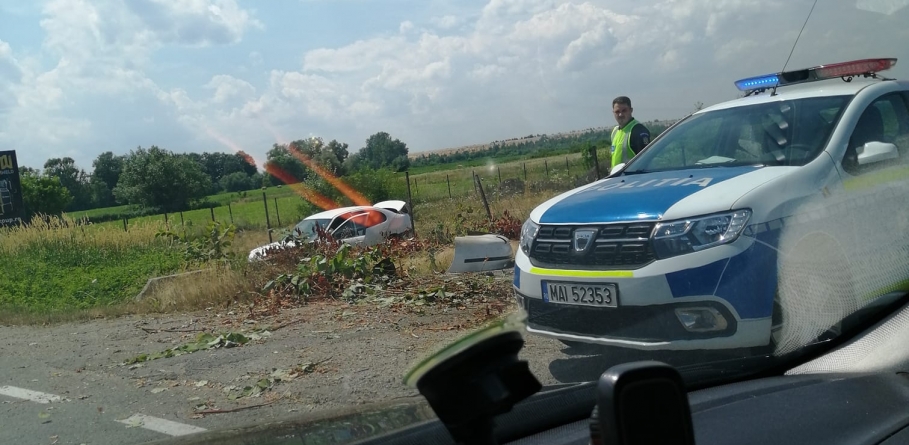 Accident rutier în Lăpușel: Un bărbat de 71 de ani a ajuns cu mașina în șanț, s-a lovit de un podeț, fiind proiectat apoi într-un gard