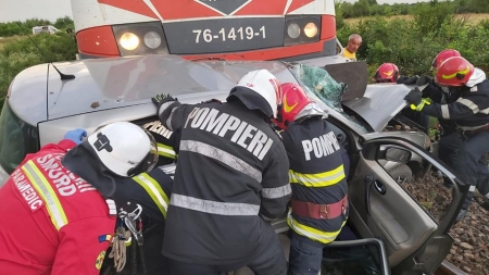 Accident feroviar în Maramureș: Mașină lovită de tren în Bușag. Victima e un tânăr în vârstă de 22 de ani. A fost transportat imediat la spital (VIDEO ȘI FOTO)