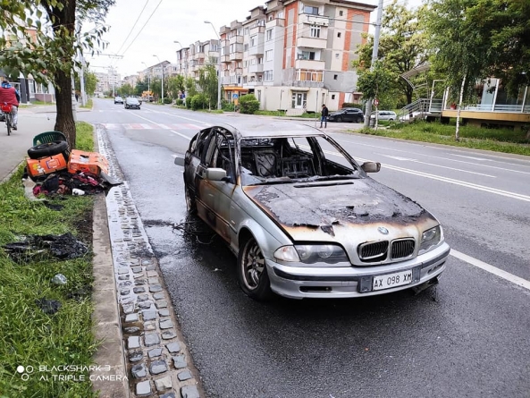 Foc la răsărit: Un autoturism a luat foc pe strada Grănicerilor din Baia Mare. Șoferul, un italian, a acroșat bordura sensului giratoriu (VIDEO ȘI FOTO)