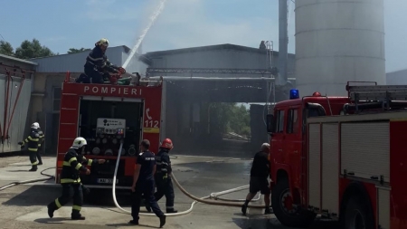 112: Ciclon cu rumeguș cuprins de flăcări în Cicârlău (FOTO)