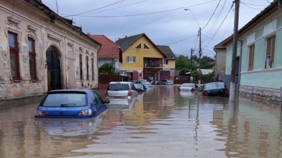 Explicația unui fenomen meteorologic: ciclonul din Marea Neagră. Specialiștii anunță pentru intervalul viitor noi furtuni violente dar și o alertă de inundații