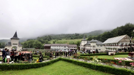 Sfânta Liturghie arhierească la Mănăstirea Ruoaia din Lăpușul Românesc (FOTO)