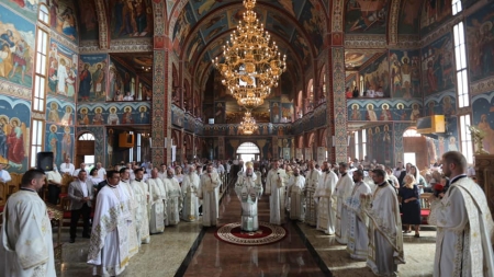 Sfânta Liturghie arhierească în Parohia Tăuții de Sus (FOTO)