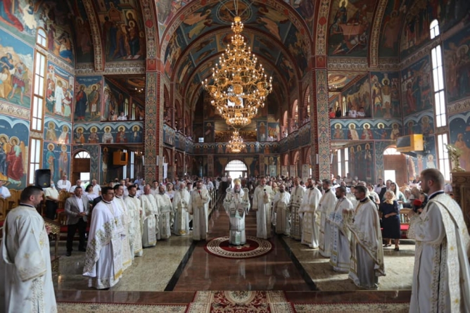 Sfânta Liturghie arhierească în Parohia Tăuții de Sus (FOTO)