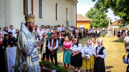 PS Timotei a săvârșit Sfânta Liturghie și a pus piatra de temelie pentru o nouă biserică în parohia cu hramul „Înălțarea Domnului” din Andrid (FOTO)