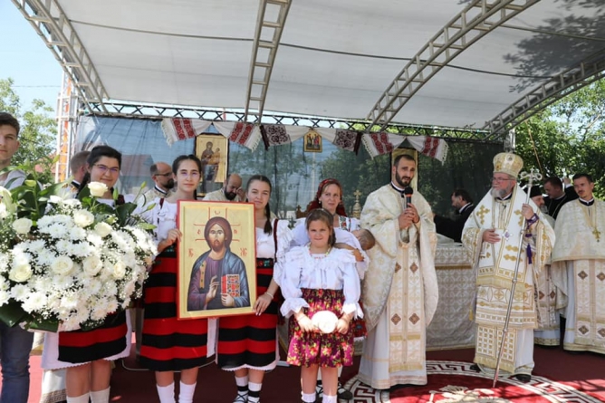 A fost târnosită biserica din Colțirea (FOTO)