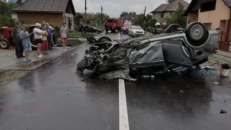 Actualizare: Alertă: Un maramureșean s-a răsturnat cu mașina pe plafon după ce a lovit un podeț, un tractor și un autoturism parcat. Doi bărbați răniți! (FOTO)