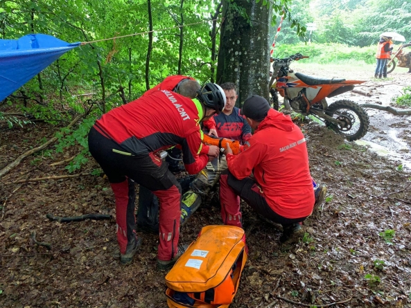 Accident azi în Maramureș: Un concurent la trialul de Enduro din Băiuț s-a accidentat și a avut nevoie de ajutorul salvamontiștilor! (FOTO)