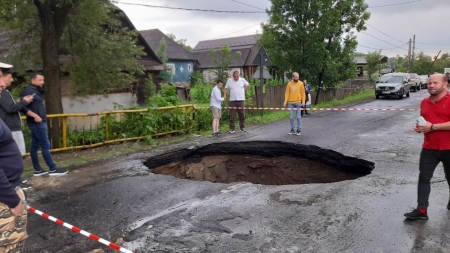 Efectele ploilor în Maramureș: Un crater imens și-a făcut apariția într-un pod, pe DN 17C, între Săcel și Moisei. Gospodării inundate în estul județului (FOTO)