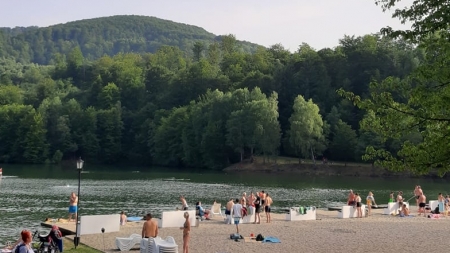 Lacul Bodi – Mogoșa a devenit pentru maramureșeni o oază într-o zi toridă de vară (FOTO)