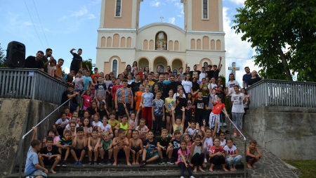 Peste 120 de copii au participat la școala de vară „Maica Domnului, bucuria copiilor” din Fărcașa (FOTO)