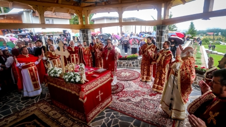 Hramul Schitului Izvoare; În mijlocul credincioșilor a fost prezent PS Timotei Sătmăreanul (FOTO)