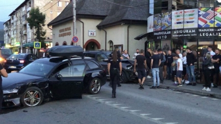 Accident rutier în Borșa: Coliziune în centrul orașului. Două autoturisme s-au ciocnit. Norocul a făcut să fie doar pagube materiale nu victime (VIDEO ȘI FOTO)