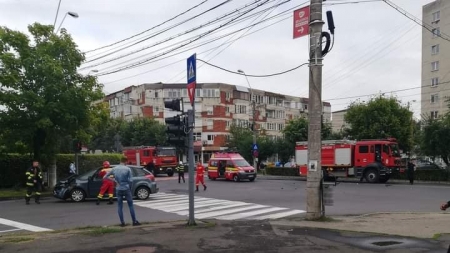 Când graba strică treaba: În Baia Mare un șofer „a uitat” să țină cont de semnalele acustice și luminoase și a acroșat autospeciala pompierilor la Buclă (FOTO)