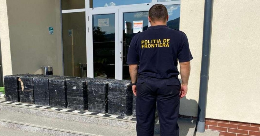 Țigări de contrabandă transportate cu drona şi lăsate într-o livadă