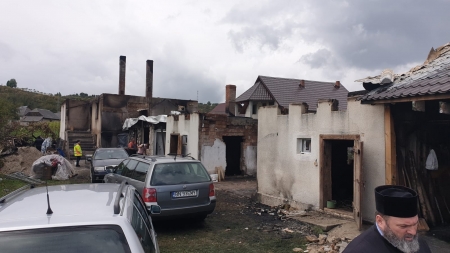 Până la iarnă: Cu ajutorul Episcopiei se va reconstrui gospodăria incendiată din Ungureni (FOTO)