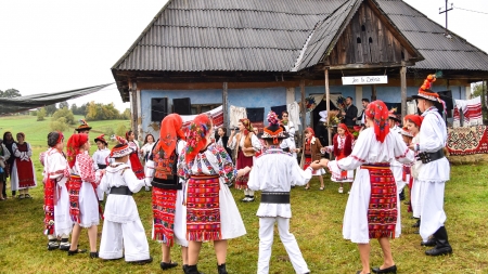 Ca odinioară: A fost lume faină și voie bună la Joc la Dobric (FOTO)