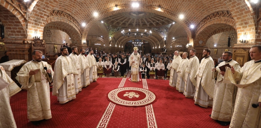 Sfânta Liturghie arhierească la Catedrala Episcopală; PS Iustin: „Dacă vom crede, vom vedea slava şi minunile lui Dumnezeu” (FOTO)