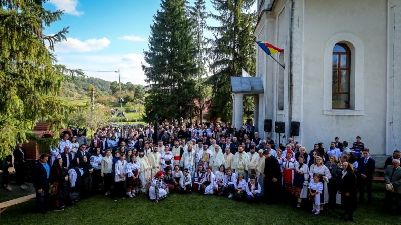 Sfânta Liturghie în Parohia Ortodoxă Rohia; PS Timotei s-a aflat în mijlocul credincioșilor (FOTO)