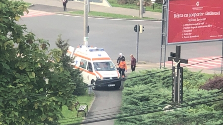 Exclusiv DirectMM: În Baia Mare în aria parcului RFN: Un bărbat în vârstă de 45 de ani, care prezenta convulsii, transportat la UPU! (FOTO)