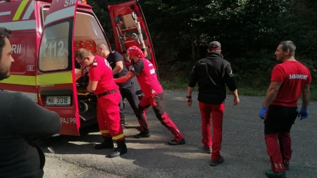 Alertă la mare înălțime: În județul Maramureș, un bărbat a primit astăzi sprijinul salvatorilor montani, după ce s-a rănit cu drujba (FOTO)