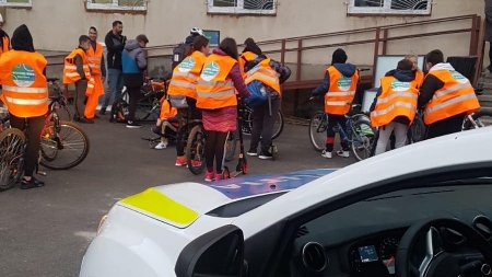 School Bike: Elevi de la două școli din Baia Mare au avut ocazia să-și scoată bicicletele din garaje și să plece plini de energie spre școală