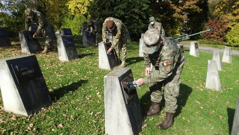 Recunoștință pentru jertfa înaintașilor: Militarii maramureșeni au curățat mormintele eroilor din Parcul municipal Regina Maria