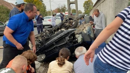 Accident teribil de circulație: În județul Maramureș, un autoturism s-a răsturnat la intrarea în Colțirea. Trei victime încarcerate! (FOTO)