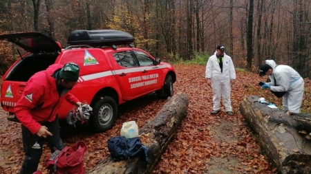 Misiune încheiată după mai bine de trei ore: Cadavrul bărbatului găsit spânzurat pe Valea Usturoiului a fost recuperat