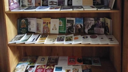 Idee frumoasă: O mică bibliotecă a fost amplasată în biserica din Mireșu Mare; Credincioșii pot împrumuta cărți atunci când doresc (FOTO)