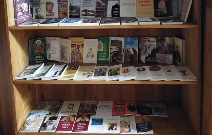 Idee frumoasă: O mică bibliotecă a fost amplasată în biserica din Mireșu Mare; Credincioșii pot împrumuta cărți atunci când doresc (FOTO)