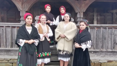 Tinere talentate: Șase eleve ale Școlii „Lucian Blaga” din Fărcașa au înființat grupul folcloric „Tradiții codrenești”