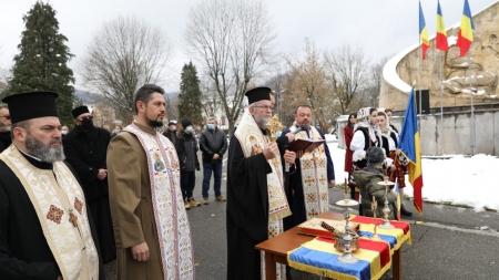 Ziua Națională: Solemnități oficiale la Monumentul Ostașului Român din  Baia Mare (FOTO)