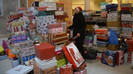 „Cadoul din cutia de pantofi”: Peste 1.500 de pachete au fost adunate în cadrul acestei campanii umanitare (FOTO)