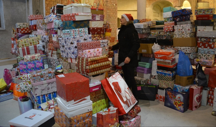 „Cadoul din cutia de pantofi”: Peste 1.500 de pachete au fost adunate în cadrul acestei campanii umanitare (FOTO)