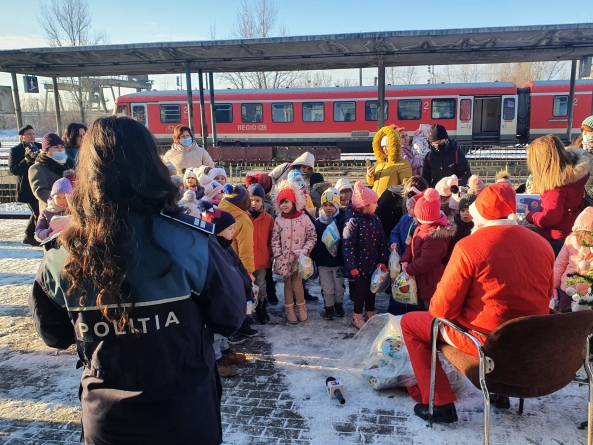 Moș Crăciun a poposit în gara CFR din Baia Mare; 60 de preșcolari din Baia Mare l-au așteptat cu sufletul la gură