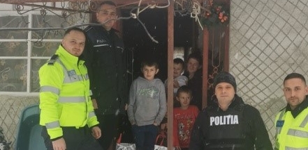 Polițiștii din Șomcuta Mare s-au transformat în Moș Crăciun pentru mai multe familii nevoiașe