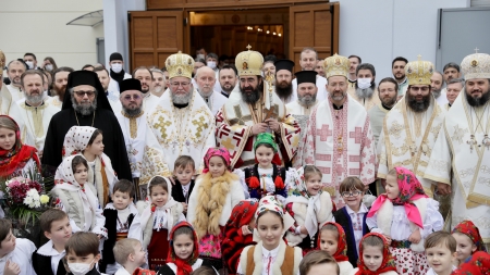 Parohia Sfinții Trei Ierarhi: Delegația din Maramureș în frunte cu PS Iustin, prezentă în mijlocul comunității de români de la Paris!(FOTO)