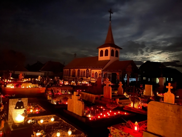 Catedrala Episcopală din Baia Mare găzduiește expoziția „Cimitirul parohial – spațiu sacru, loc al odihnei și comuniunii celor ador­miți întru Domnul”