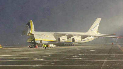 Primii militari francezi au ajuns în România la bordul unui avion de transport vopsit în culorile Ucrainei