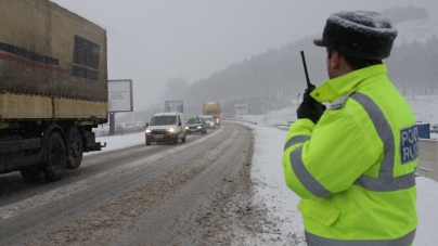 Prins în trafic fără permis; Șoferul le-a prezentat polițiștilor o dovadă ieșită din valabilitate