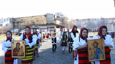 La Catedrala Episcopală din Baia Mare: Procesiune cu icoane de Duminica Ortodoxiei