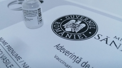 Percheziții în Maramureș: Au primit bani în schimbul eliberării adeverințelor de vaccinare fără să le fie administrată efectiv suspensia injectabilă