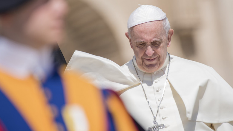 Papa Francisc condamnă invazia rusă în cei mai duri termeni de până acum: Orașele ucrainene riscă să fie reduse la a fi cimitire