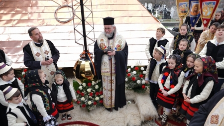 Important pentru comunitate: A fost sfințită crucea care urmează să fie înălțată pe turla bisericii din Bârsana (FOTO)