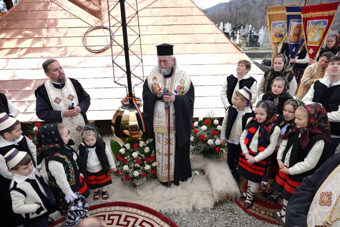 Important pentru comunitate: A fost sfințită crucea care urmează să fie înălțată pe turla bisericii din Bârsana (FOTO)