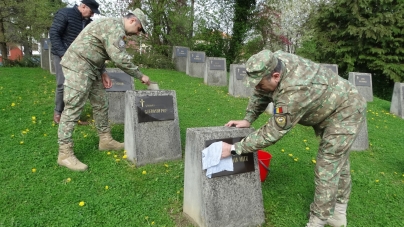 Recunoștință pentru jertfa înaintașilor: Militarii maramureșeni au curățat mormintele eroilor din Parcul municipal „Regina Maria”