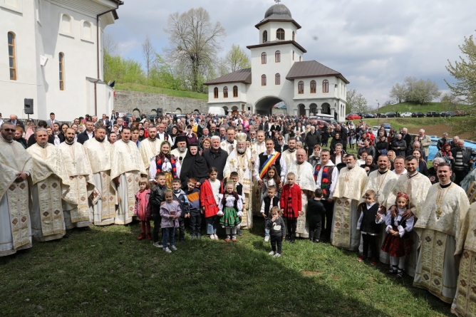 A fost hramul Mănăstirii Habra din Groși; În mijlocul credincioșilor a fost prezent PS Iustin (FOTO)