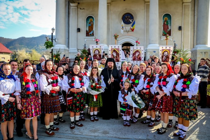 PS Timotei Sătmăreanul a săvârșit Sfânta Liturghie la biserica din Dragomirești (FOTO)