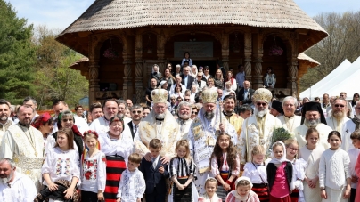 Biserica de lemn în stil maramureșean din New Jersey a fost sfințită (FOTO)